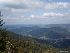 Des arbres multicolores; vue vers Saint-Maurice, Fresse et le massif du Drube (1035 mètres)